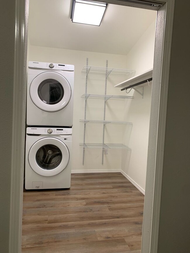 Building Photo - 1 Bedroom/1 Bathroom -- Fantastic Palmer Location!