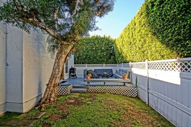 Building Photo - CHARMING & SPACIOUS, 5BR3.5BA HOME W/ PRIVATE YARD, BALCONY & SPRAWLING LIVING SPACE NEXT TO SAND...