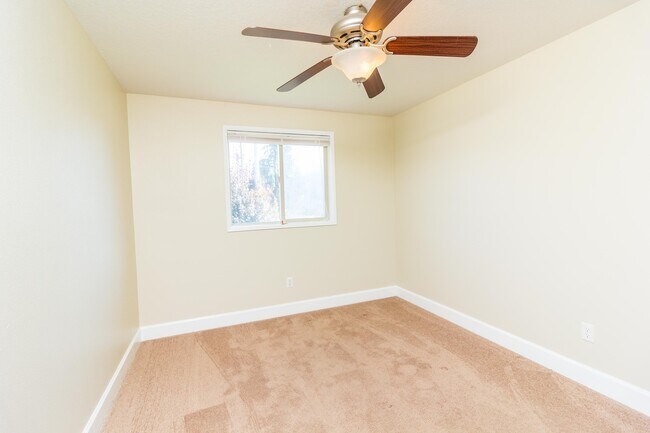 Building Photo - 3 bedroom 2 Bath Single Level on Large Lot