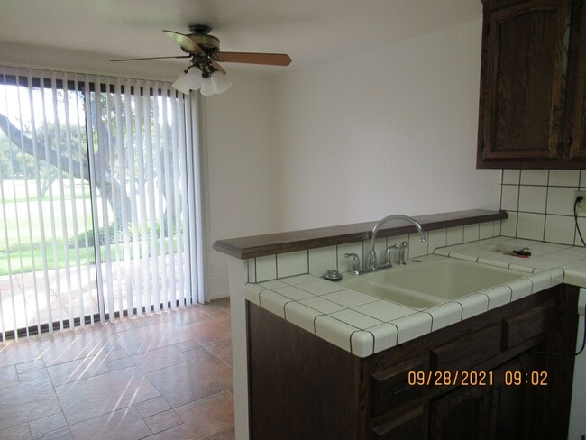 Building Photo - Country Club Condo Located On Hole 12