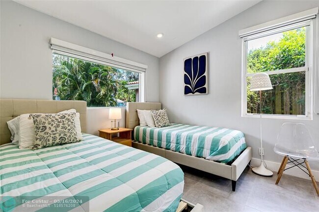 Building Photo - 1704 SW 4th Ct