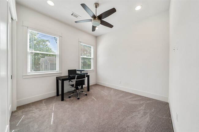 Building Photo - 620 E 26th St