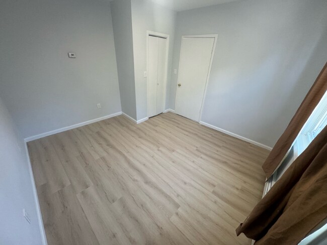 Building Photo - 106 E 5th St