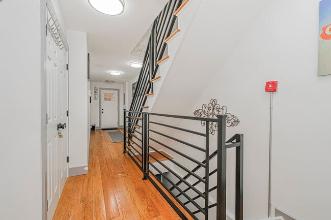 Building Photo - 479 Putnam Ave