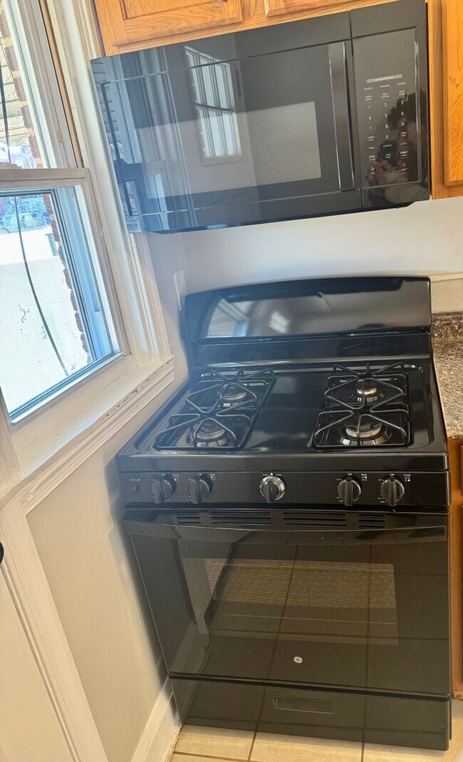 Building Photo - 2 Bedroom  Townhome in Belair-Edison!