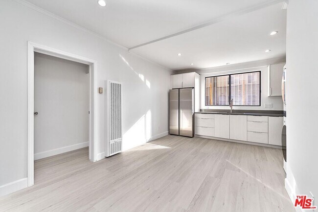 Building Photo - 536 N Oxford Ave