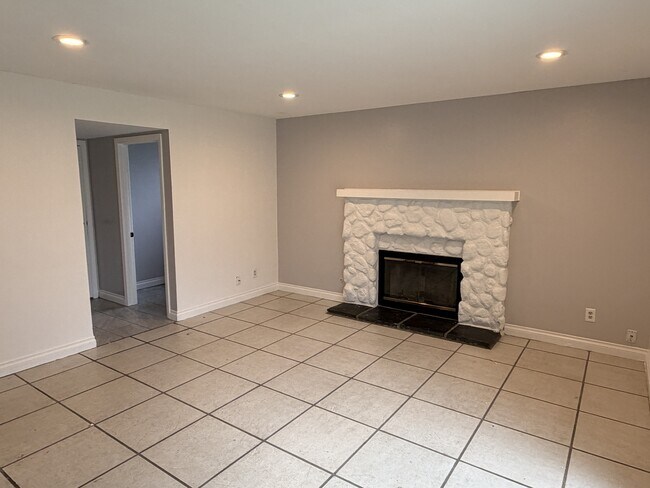 Building Photo - 29639 Greenhill Dr