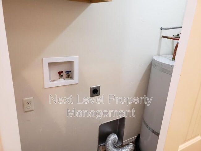 Building Photo - 385 Mountain View Dr