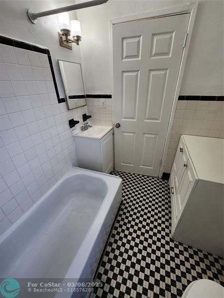 Building Photo - 2466 Lincoln St