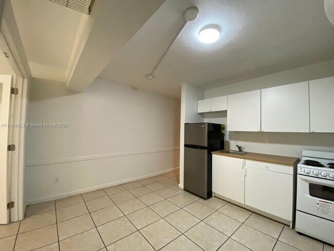 Building Photo - 318 Majorca Ave
