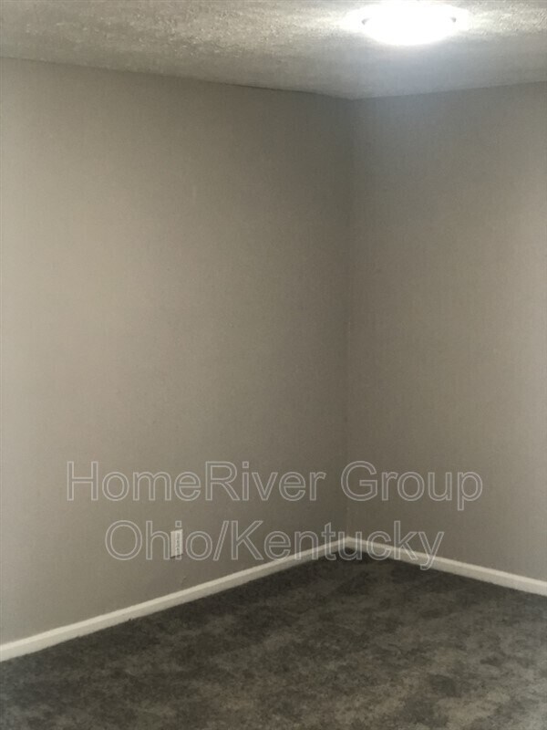 Building Photo - 352 S Oakley Ave