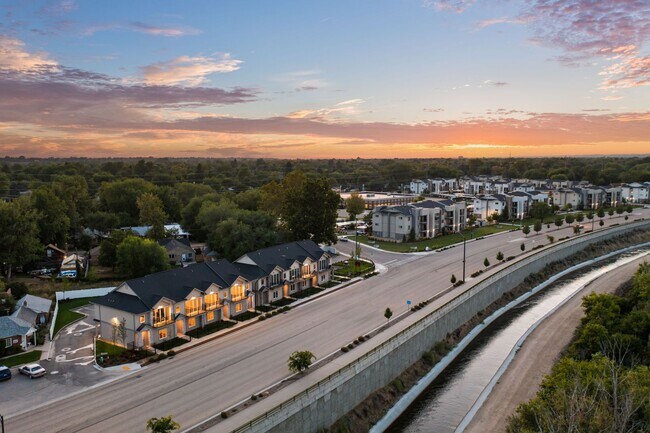 Building Photo - 2213 S Federal Way