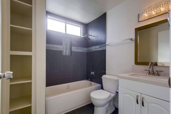 Building Photo - Upgraded 1/1 condo in Normal Heights! Pool...