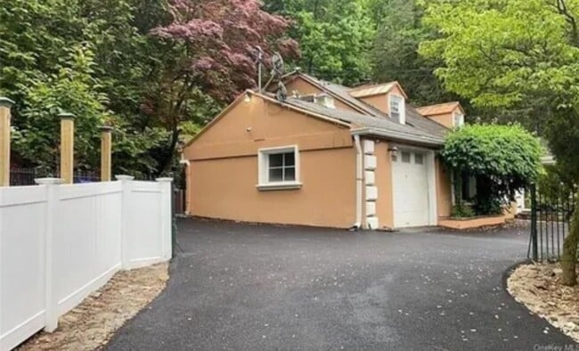 Building Photo - 445 W Hartsdale Ave