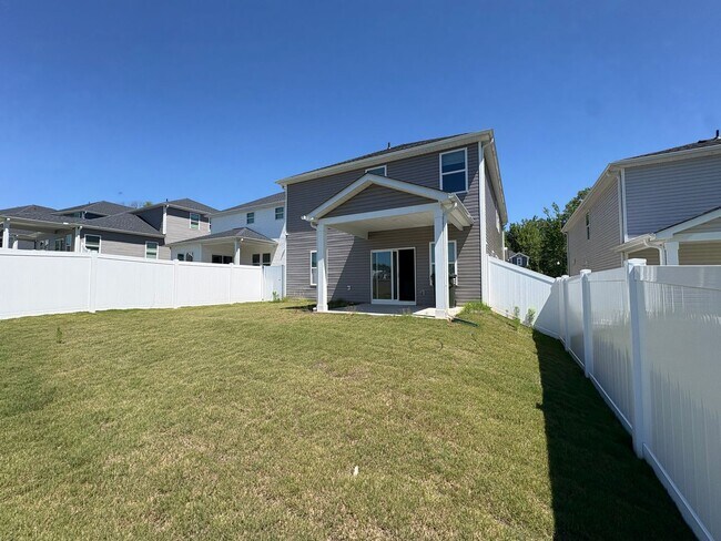 Building Photo - Beautiful Home with Space, Comfort & Modern Convenience