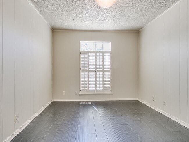 Building Photo - 3061 W Wilshire Blvd