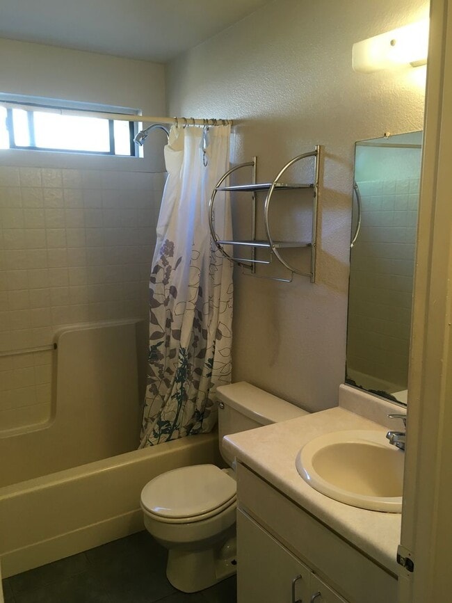 Building Photo - East Redding Duplex off Shasta View