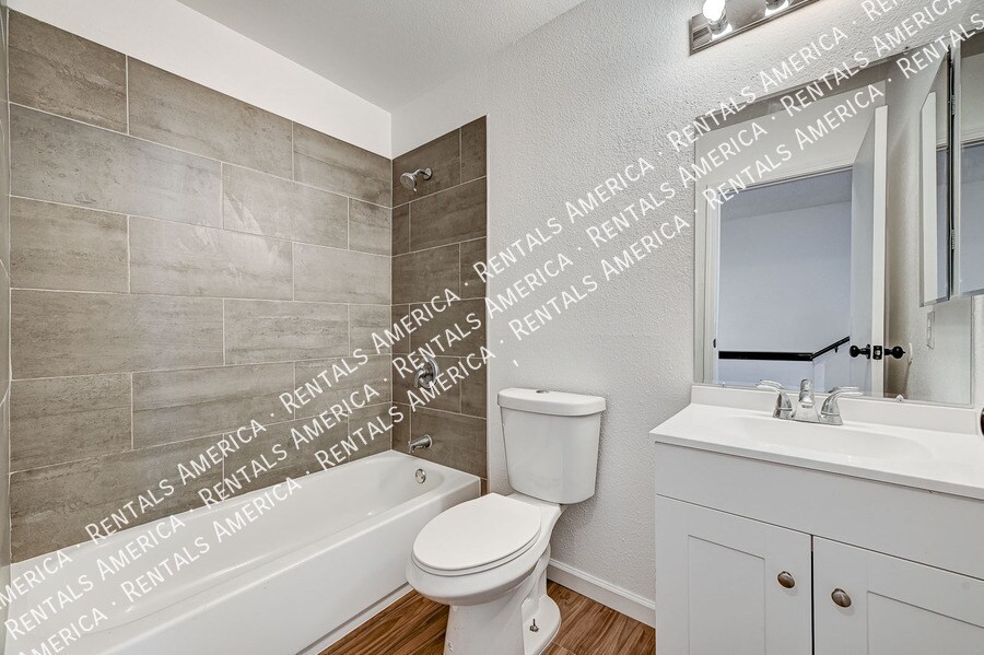 Building Photo - 3411 Center Dr