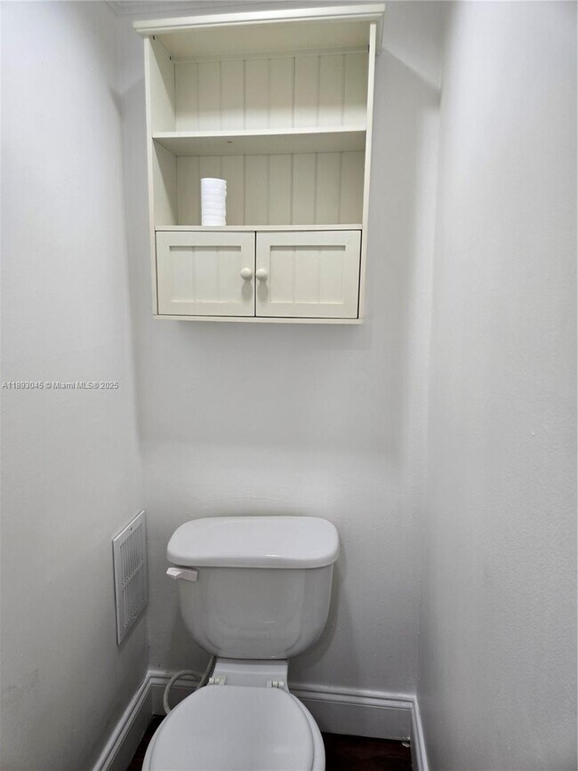 Building Photo - 3730 Inverrary Dr