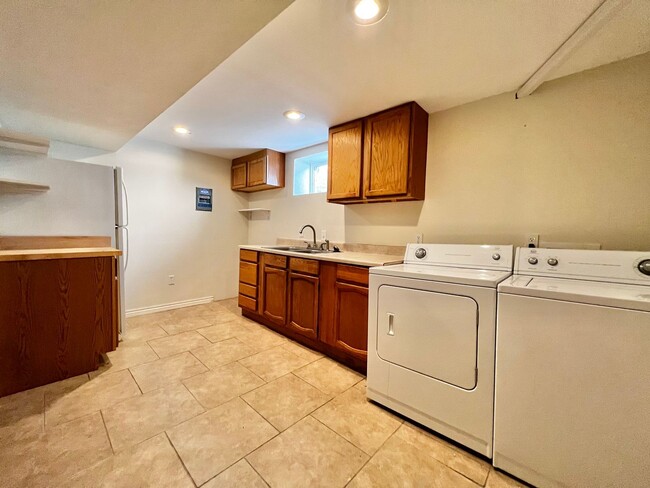 Building Photo - Beautiful 5 bed 2 bath House in Central Fo...