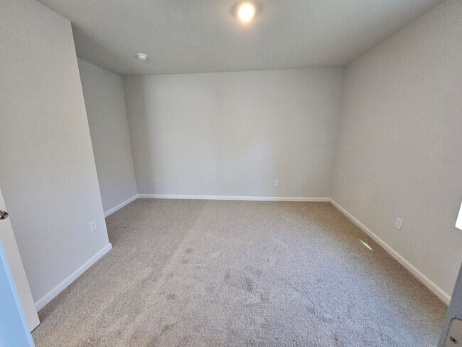 Building Photo - 5 Bedroom/ 2.5 Bath in Waterfall Village