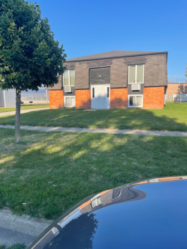 Building Photo - 905 Illini Ave