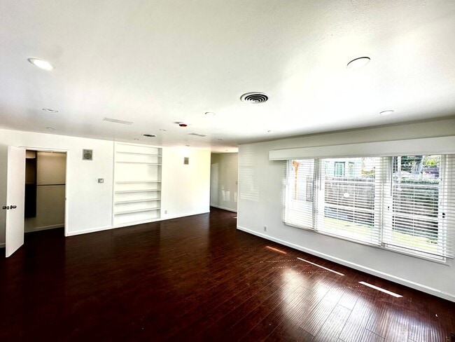 Building Photo - 607 N El Molino Ave