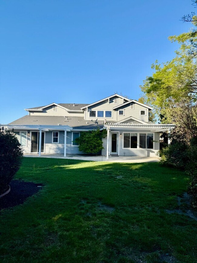 Building Photo - Park like setting