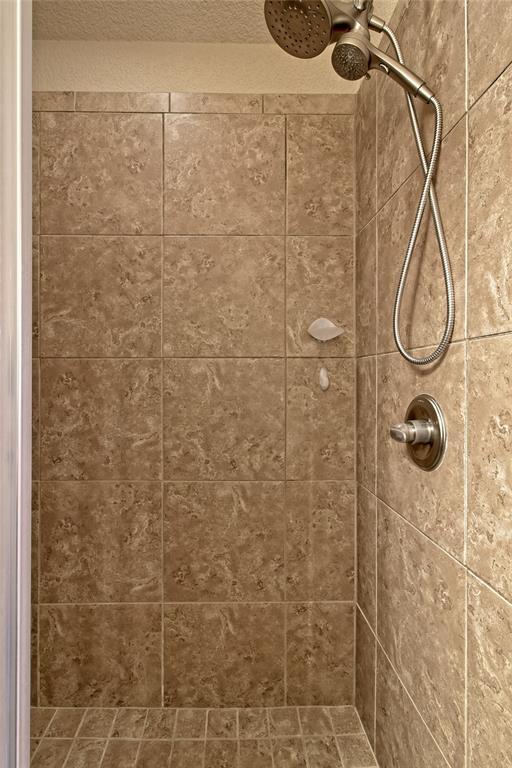 Building Photo - 713 Hedgewood Dr