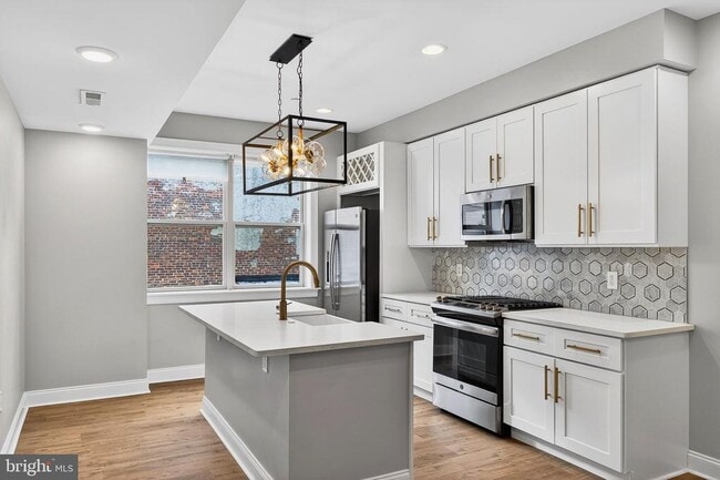 Building Photo - 2528 E Albert St