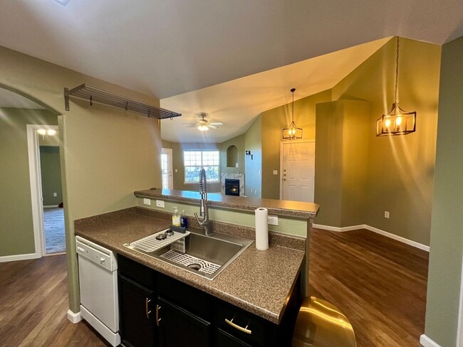 Building Photo - 1 bed 1 bath w/ Beautiful Mountain views!