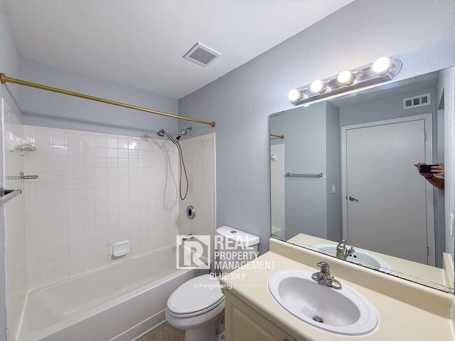 Building Photo - 9481 Highland Oak Dr