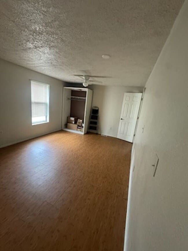 Building Photo - 635 E Harding Ave
