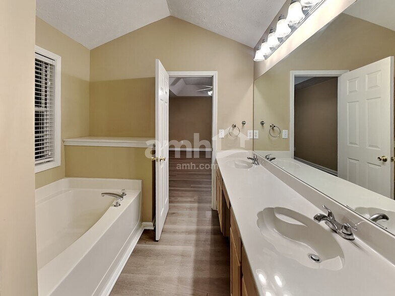 Building Photo - 3355 Brook Lea Dr