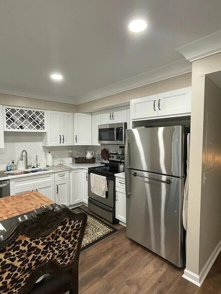 Kitchen island bar and two barstools included - 5712 Brentwood Trce