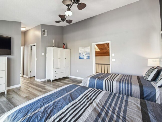 Building Photo - 6241 Bayside Dr