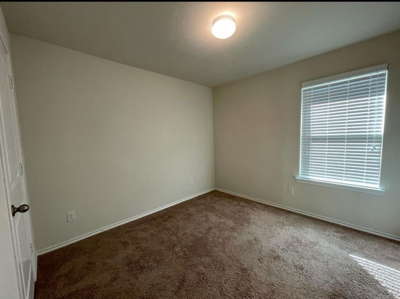 Primary Photo - 910 Amber St
