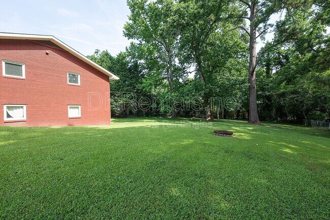 Building Photo - 245 Brook Dr