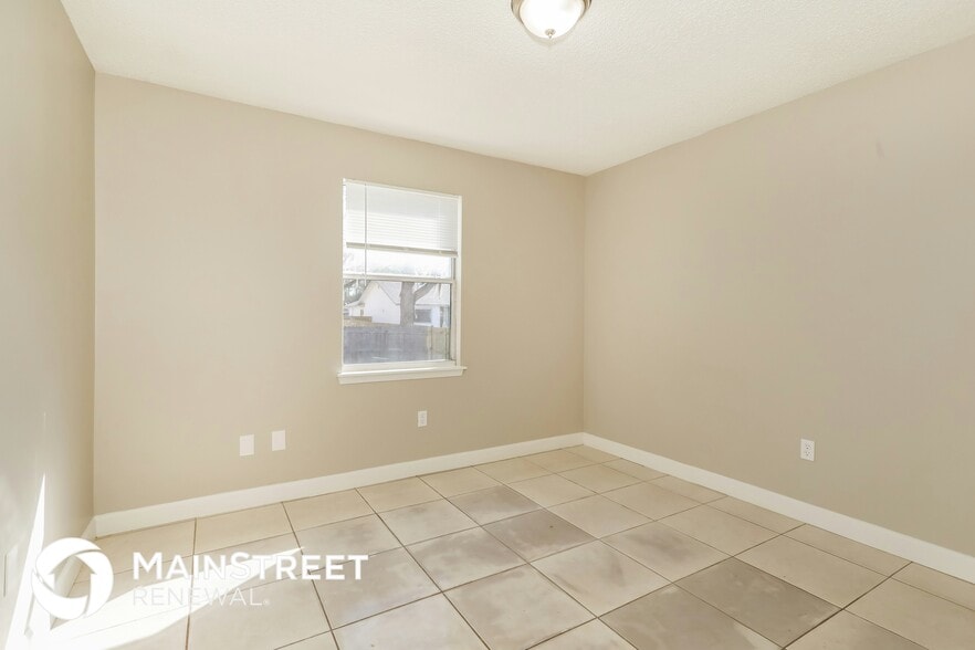 Building Photo - 1597 Twin Oak Dr W