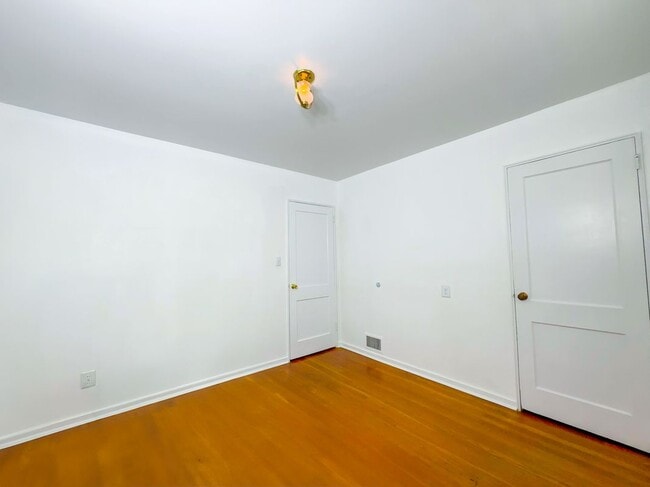 Building Photo - 12040 Valleywood Dr