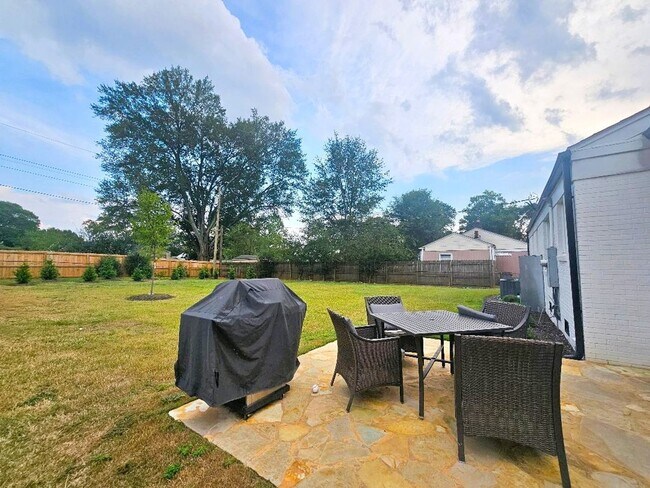 Building Photo - 3 Bedroom home minutes from Prisma Health and Downtown Greenville