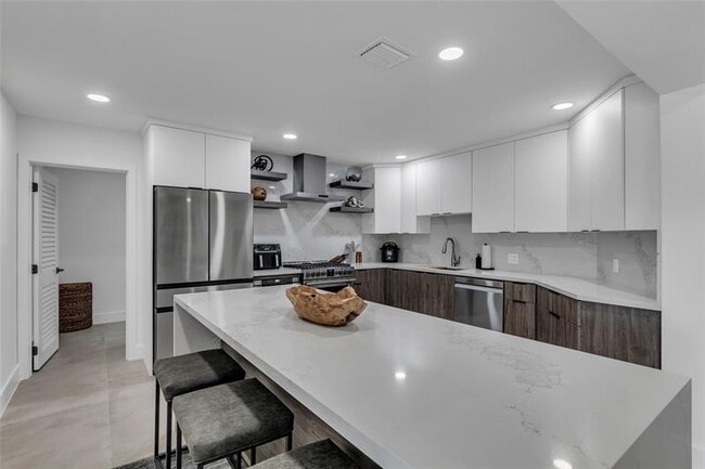 Building Photo - 160 SE 3rd Ct