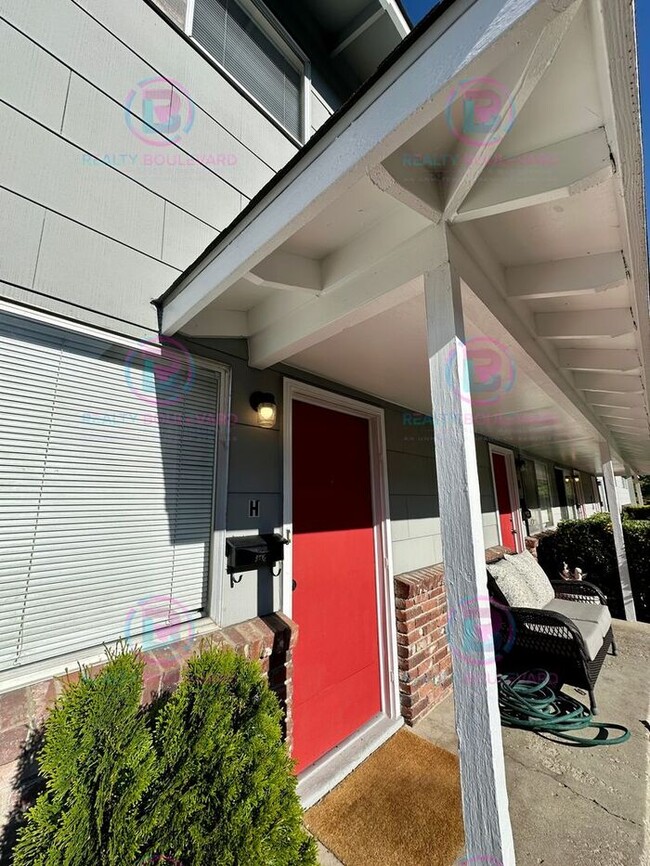 Building Photo - Delightful One-Bedroom + Office Near Idlew...