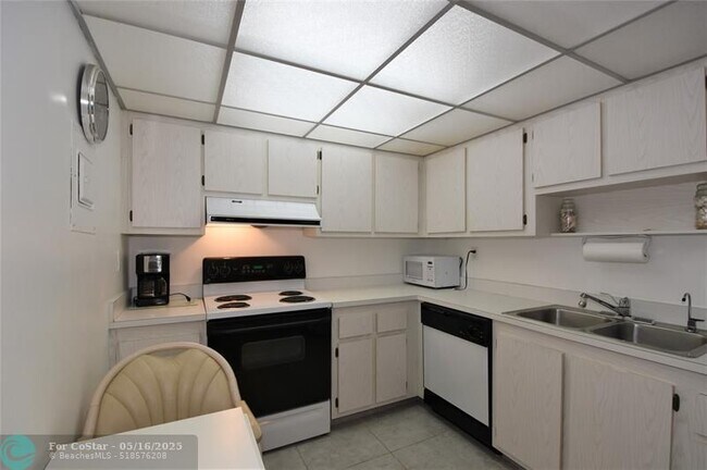 Building Photo - 525 N Ocean Blvd
