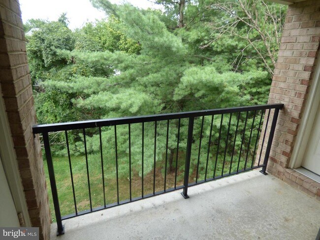 Building Photo - 8205 Whispering Oaks Way
