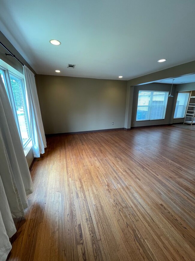Building Photo - Updated Florence Park South Bungalow! 2 Be...