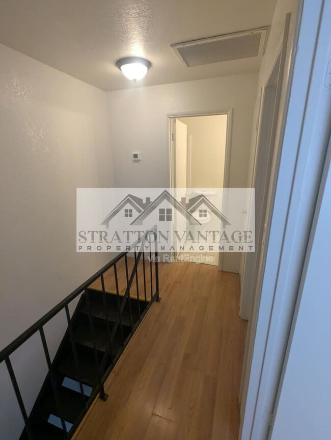 Building Photo - 545 W 16th Ave