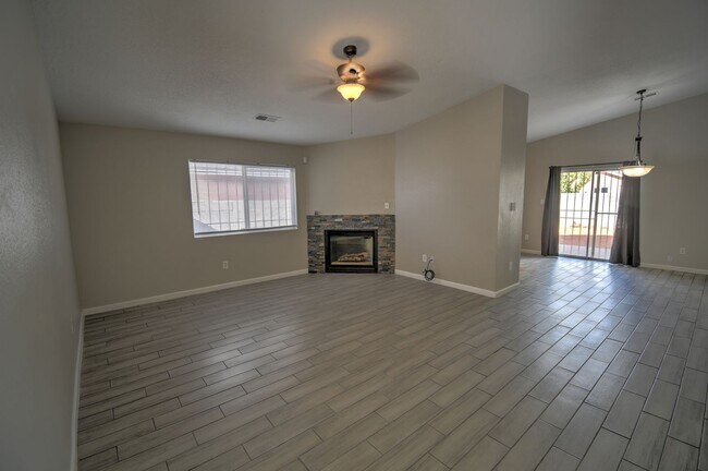 Building Photo - Great 3 Bedroom 2 Bathroom Home !!!!