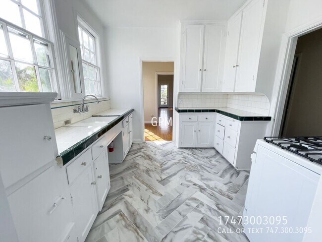 Building Photo - 5353 1/2 La Cresta Ct-