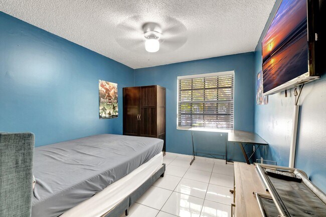 Building Photo - 5403 Verona Dr